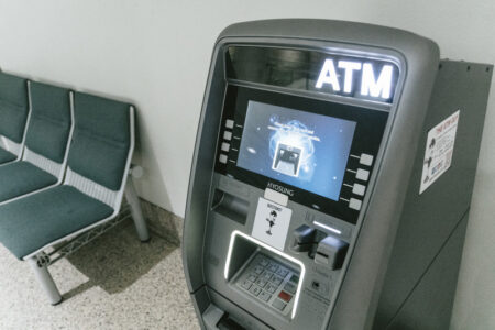 クレジットカードを使って海外のATMを利用した直後は犯罪に注意