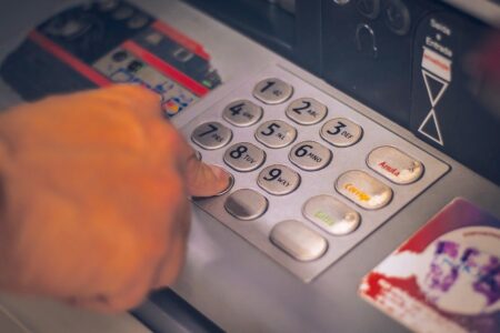 海外旅行中にクレジットカードでATMを使う時のポイント