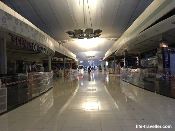 スワンナプーム国際空港の閉まった免税店
