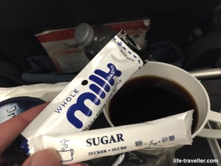 シンガポール航空・シンガポール行きの機内食後のコーヒー