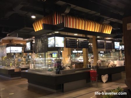 ターミナル21のフードコートにはたくさんの店